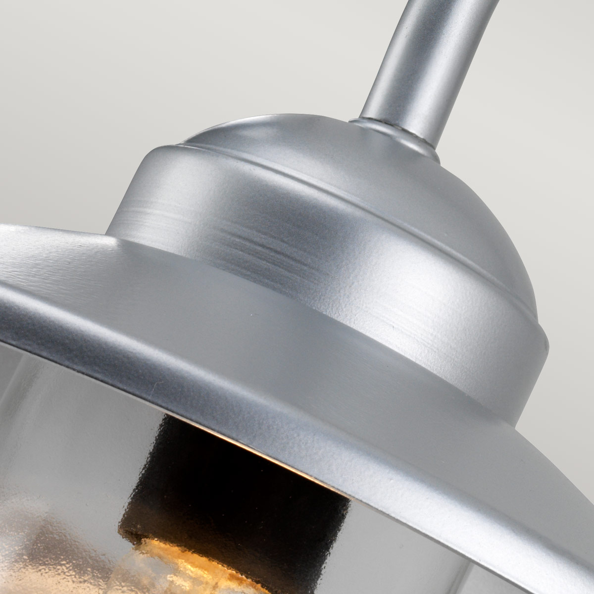 Klampenborg Ø28 Argent lampe d’extérieur De Elstead Lighting - Tillverkad av rostfritt st&aring;l i silverfinish och glas, erbjuder den en robust konstruktion som st&aring;r emot v&auml;der och vind.