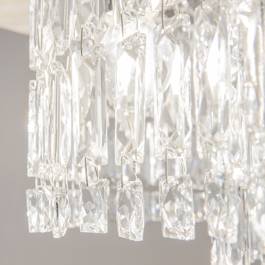 Dune Ø45 Chrome cristal De Maytoni - Les prismes &eacute;tincelants capturent la lumi&egrave;re et cr&eacute;ent une atmosph&egrave;re luxueuse dans la pi&egrave;ce.