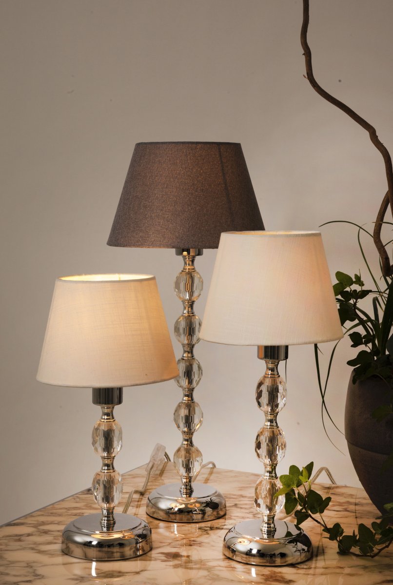Johanna 34cm Chrome lampe de table De Aneta Lighting - La lampe de table Johanna en métal chromé avec des boules en acrylique transparent assure l'élégance.