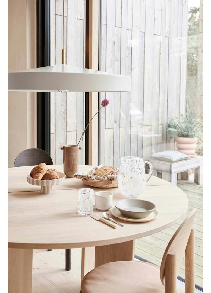 Hatto Ø65 Blanc suspension De OYOY - Son abat-jour en forme de chapeau, inspir&eacute; du mot japonais &laquo;&nbsp;hatto&nbsp;&raquo;, lui conf&egrave;re un style moderne qui s'int&egrave;gre parfaitement &agrave; tous les int&eacute;rieurs.