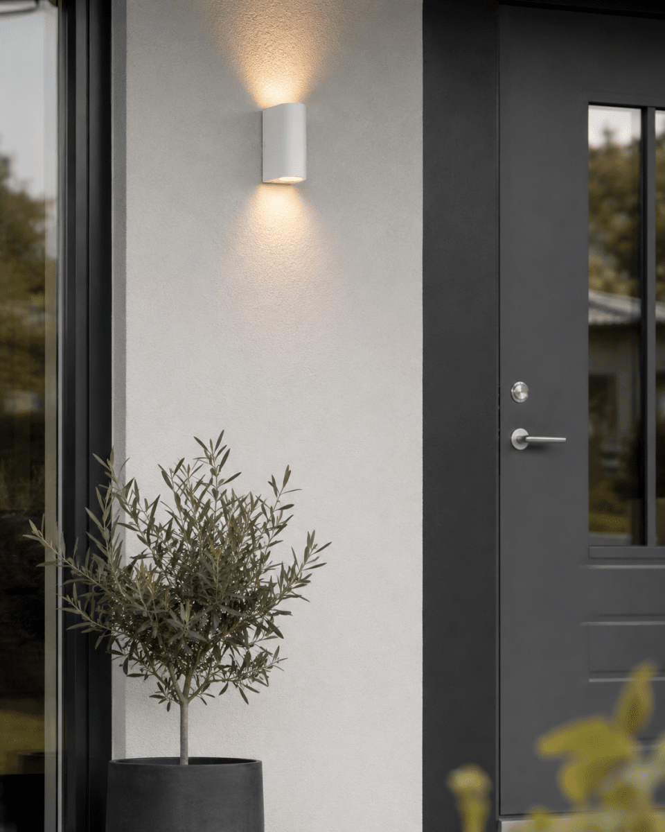 Tor Duo Blanc lampe d’extérieur De Lampan - Lampan lyser fint ner och upp p&aring; v&auml;ggen och skapar en h&auml;rlig atmosf&auml;r.