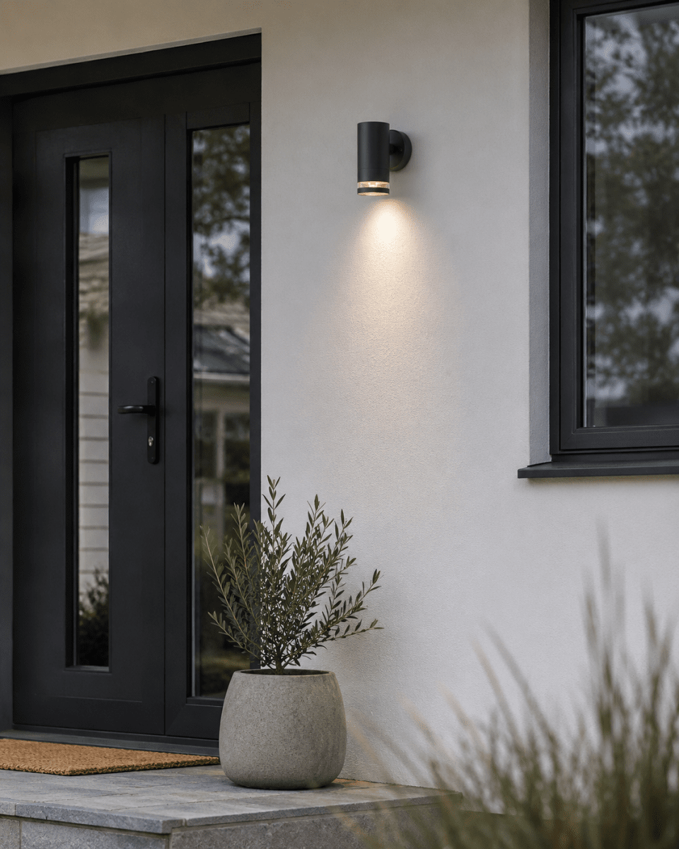 Cylinder Anthracite lampe d’extérieur De Lampan - Lampan lyser fint ner p&aring; v&auml;ggen och skapar en h&auml;rlig atmosf&auml;r.