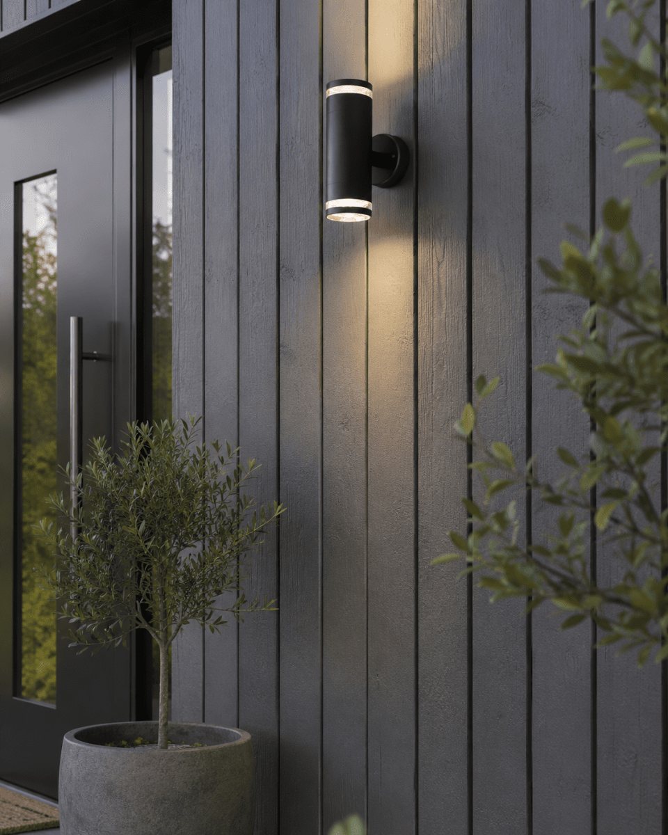 Cylinder Duo Noir lampe d’extérieur De Lampan - Lampan lyser fint b&aring;de upp och ner p&aring; v&auml;ggen.