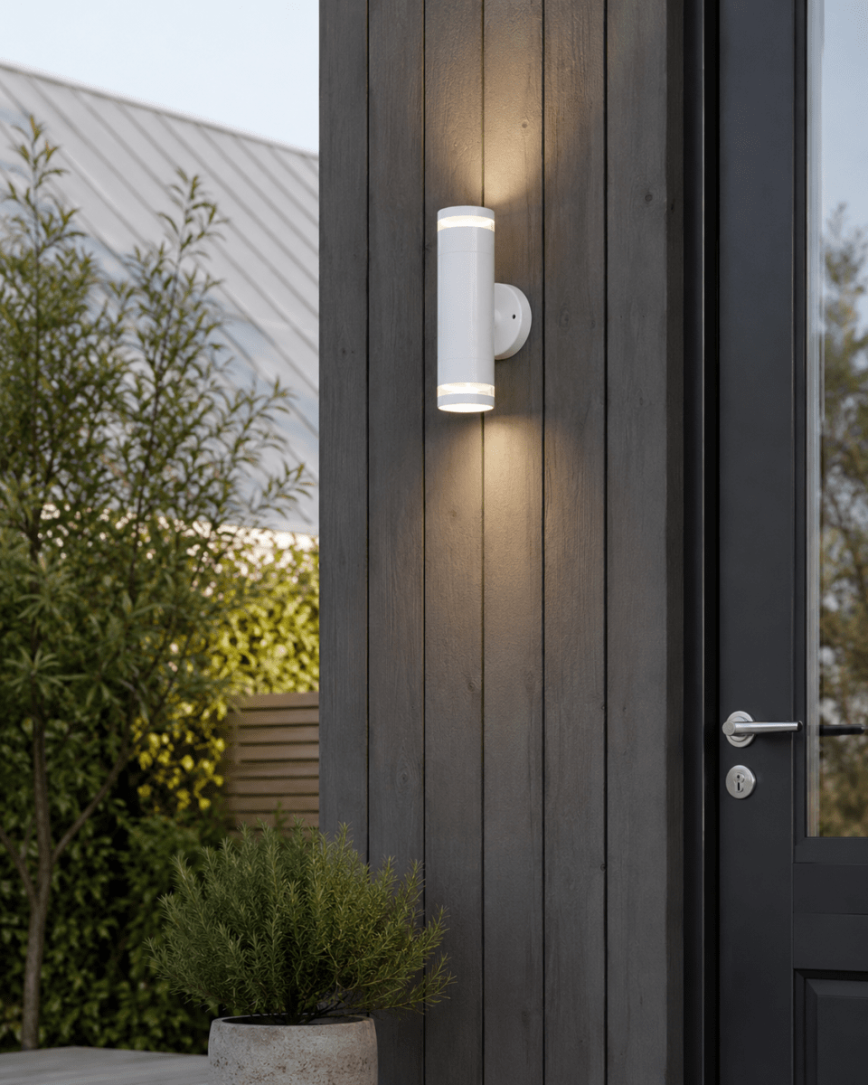 Cylinder Duo Blanc lampe d’extérieur De Lampan - Lampan lyser fint b&aring;de upp och ner p&aring; v&auml;ggen.