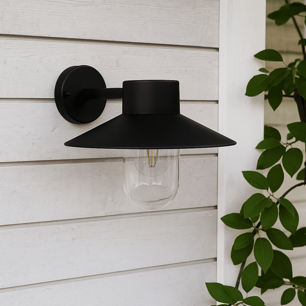 Onsala Noir lampe d’extérieur De Nordic Lighting - Elle est particuli&egrave;rement adapt&eacute;e &agrave; une utilisation dans une entr&eacute;e, sur une terrasse ou dans un garage.
