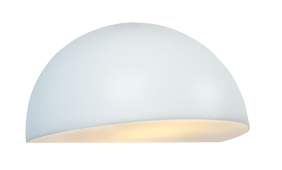 Karlskrona Blanc lampe d’extérieur De Nordic Lighting - Elle est id&eacute;ale pour l'entr&eacute;e, la terrasse ou pour plusieurs appliques en enfilade le long de la fa&ccedil;ade.