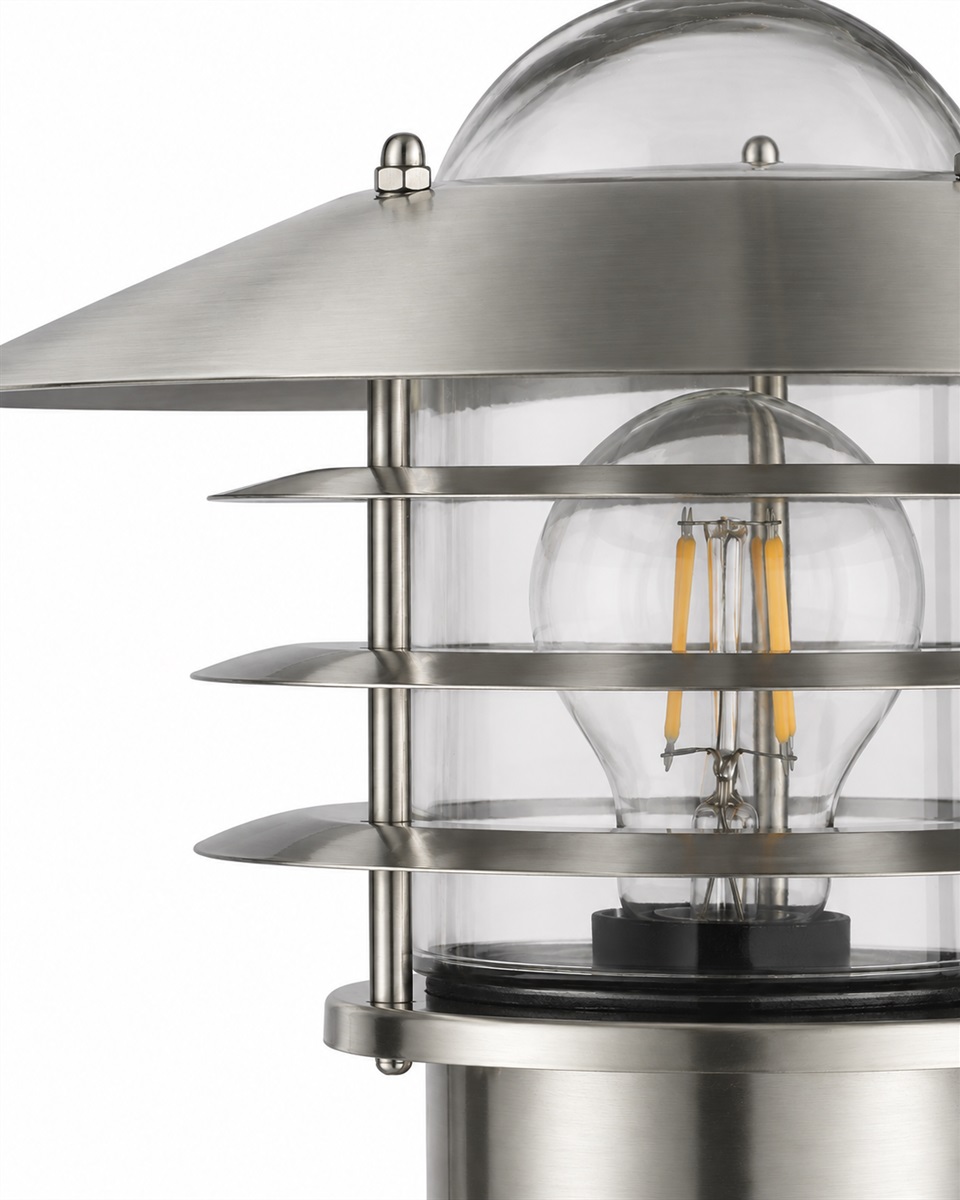 Kalmar Acier brossé lampe d’extérieur De Nordic Lighting - L'applique murale Kalmar est un luminaire d'ext&eacute;rieur classique et &eacute;l&eacute;gant, fabriqu&eacute; en aluminium et verre transparent.