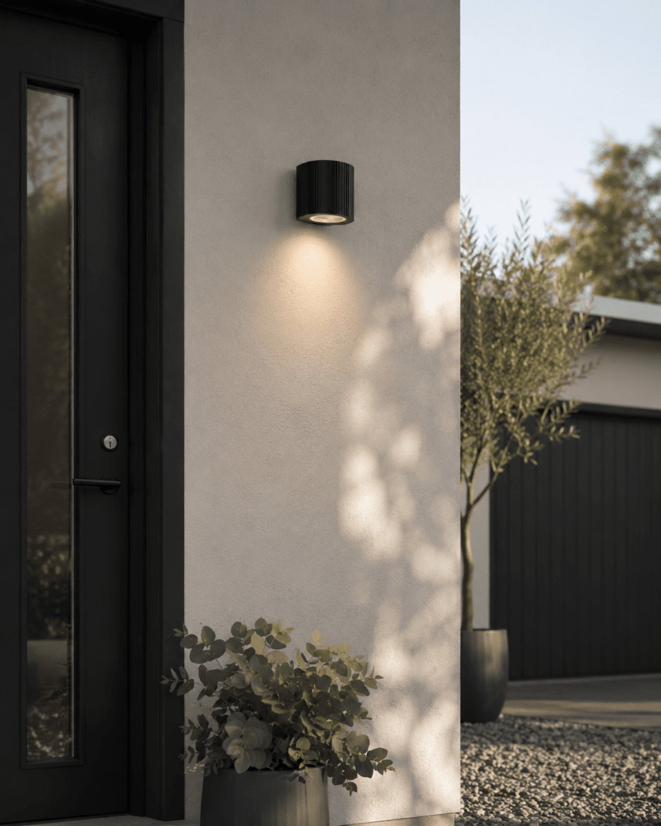 Freja Single Noir lampe d’extérieur De Lampan - Freja est id&eacute;ale pour les entr&eacute;es, les all&eacute;es ou les terrasses, devenant ainsi un &eacute;l&eacute;ment &agrave; la fois fonctionnel et d&eacute;coratif.