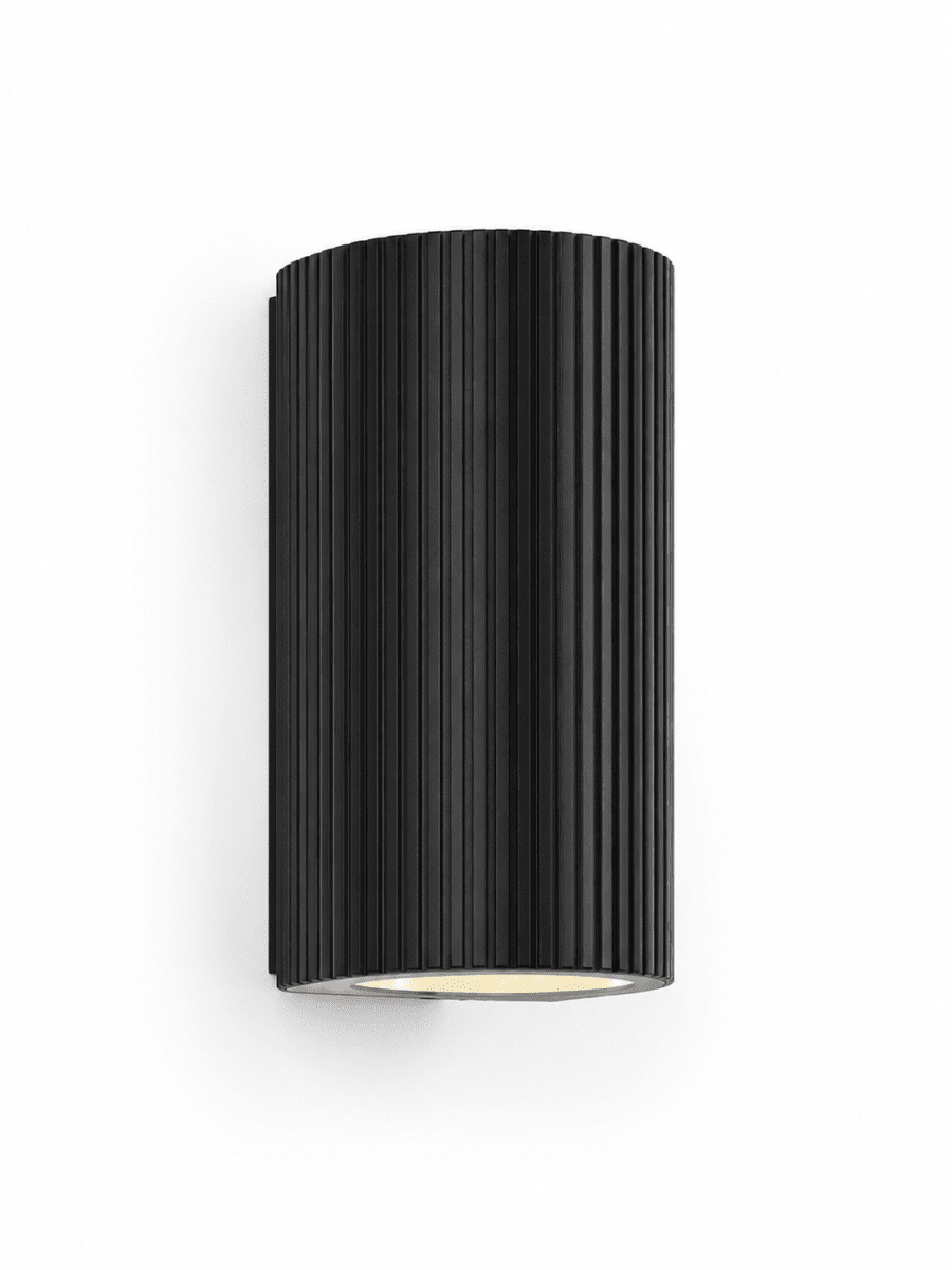 Freja Duo Noir lampe d’extérieur De Lampan - Fabriqu&eacute;e en m&eacute;tal laqu&eacute; noir &agrave; la texture c&ocirc;tel&eacute;e d&eacute;corative, la lampe d&eacute;gage un style &agrave; la fois dynamique et exclusif.