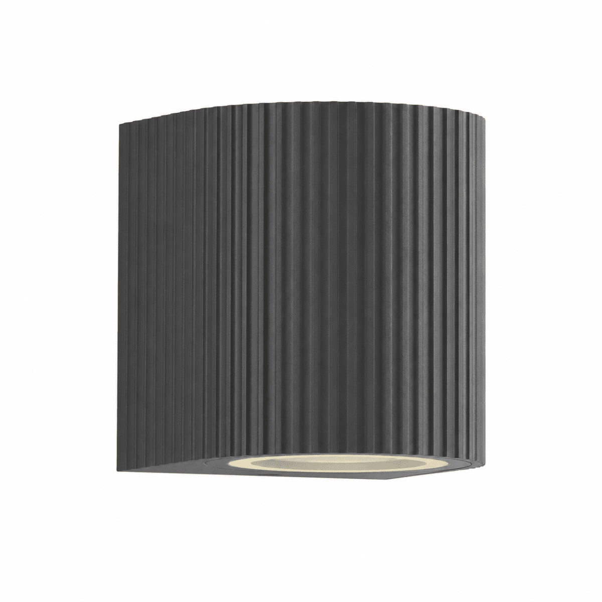 Freja Single Anthracite lampe d’extérieur De Lampan - Fabriqu&eacute;e en m&eacute;tal laqu&eacute; anthracite &agrave; la texture c&ocirc;tel&eacute;e d&eacute;corative, la lampe d&eacute;gage un style vibrant et exclusif.