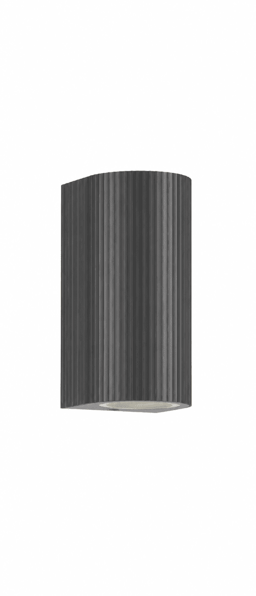 Freja Duo Anthracite lampe d’extérieur De Lampan - Fabriqu&eacute;e en m&eacute;tal laqu&eacute; anthracite &agrave; la texture c&ocirc;tel&eacute;e d&eacute;corative, la lampe d&eacute;gage un style &agrave; la fois vibrant et exclusif.