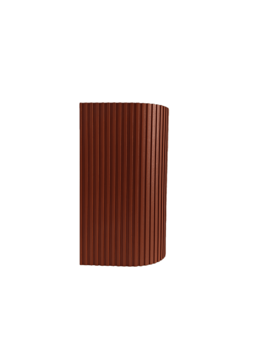 Freja Duo Rouiller lampe d’extérieur De Lampan - Fabriqu&eacute;e en m&eacute;tal finition orange rouille et texture c&ocirc;tel&eacute;e d&eacute;corative, la lampe arbore un style unique et raffin&eacute;.