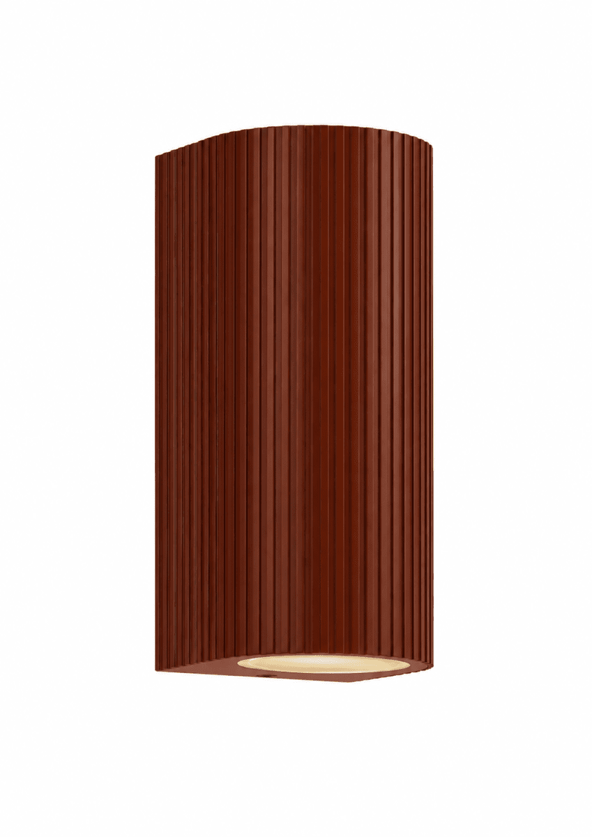 Freja Duo Rouiller lampe d’extérieur De Lampan - Fabriqu&eacute;e en m&eacute;tal finition orange rouille et texture c&ocirc;tel&eacute;e d&eacute;corative, la lampe arbore un style unique et raffin&eacute;.