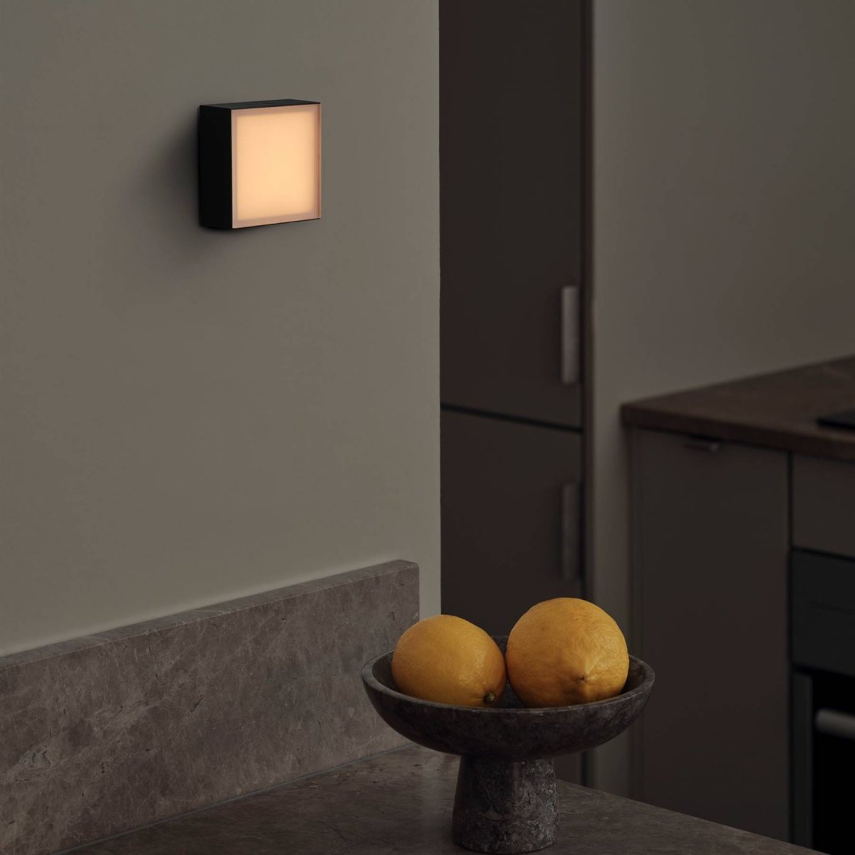 LAMP 1 - EU Noir De Avolt - Cette petite lampe pratique se branche directement sur une prise murale standard de 230 V et est idéale comme veilleuse ou lampe d'ambiance dans les couloirs, les chambres ou toute pièce où vous souhaitez un éclairage doux.