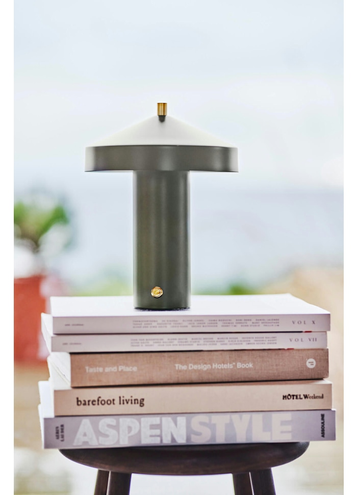 Hatto 25cm Vert portable De OYOY - Dot&eacute;e de trois niveaux de gradation et d'une LED &eacute;co&eacute;nerg&eacute;tique, elle offre une lumi&egrave;re agr&eacute;able et personnalisable pour r&eacute;pondre &agrave; tous vos besoins.