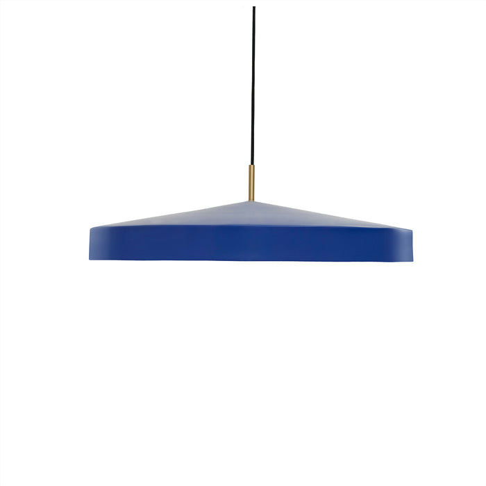 Hatto Ø65 Bleu suspension De OYOY - Son abat-jour en forme de chapeau, inspir&eacute; du mot japonais &laquo;&nbsp;hatto&nbsp;&raquo;, lui conf&egrave;re un style moderne qui s'int&egrave;gre parfaitement &agrave; tous les int&eacute;rieurs.