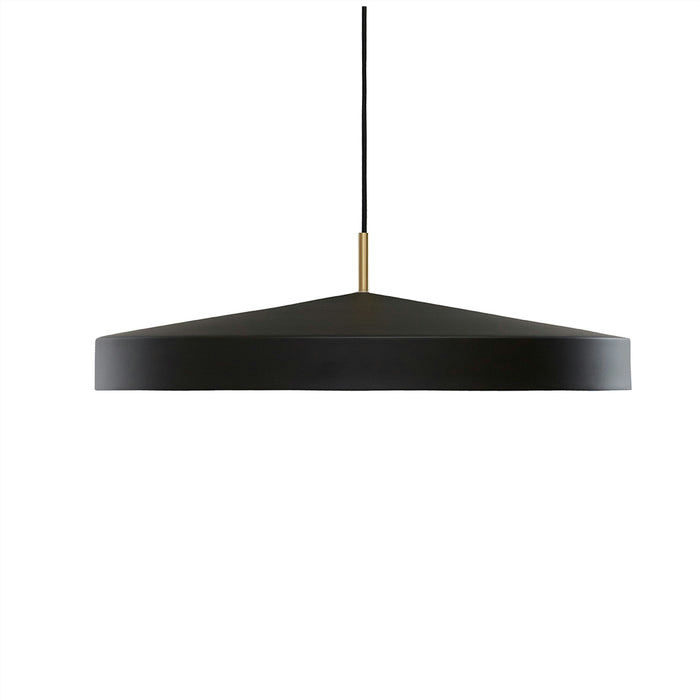 Hatto Ø65 Noir suspension De OYOY - Son abat-jour en forme de chapeau, inspir&eacute; du mot japonais &laquo;&nbsp;hatto&nbsp;&raquo;, lui conf&egrave;re un style moderne qui s'int&egrave;gre parfaitement &agrave; tous les int&eacute;rieurs.