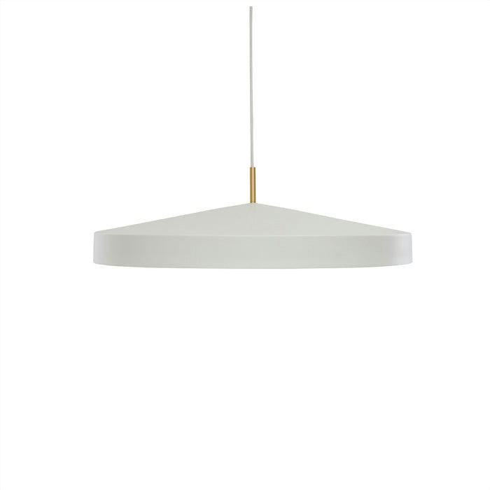 Hatto Ø65 Blanc suspension De OYOY - Son abat-jour en forme de chapeau, inspir&eacute; du mot japonais &laquo;&nbsp;hatto&nbsp;&raquo;, lui conf&egrave;re un style moderne qui s'int&egrave;gre parfaitement &agrave; tous les int&eacute;rieurs.