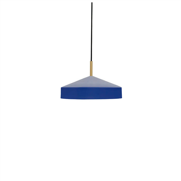 Hatto Ø30 Bleu suspension De OYOY - Son abat-jour en forme de chapeau, inspir&eacute; du mot japonais &laquo;&nbsp;hatto&nbsp;&raquo;, lui conf&egrave;re un style moderne qui s'int&egrave;gre parfaitement &agrave; tous les int&eacute;rieurs.