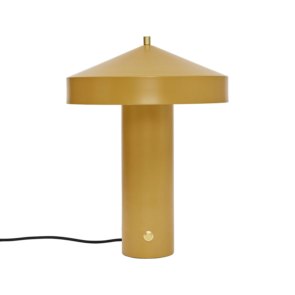 Hatto 40cm Jaune foncé lampe de table De OYOY - Elle fait partie de la célèbre série Hatto et est disponible en plusieurs coloris modernes.