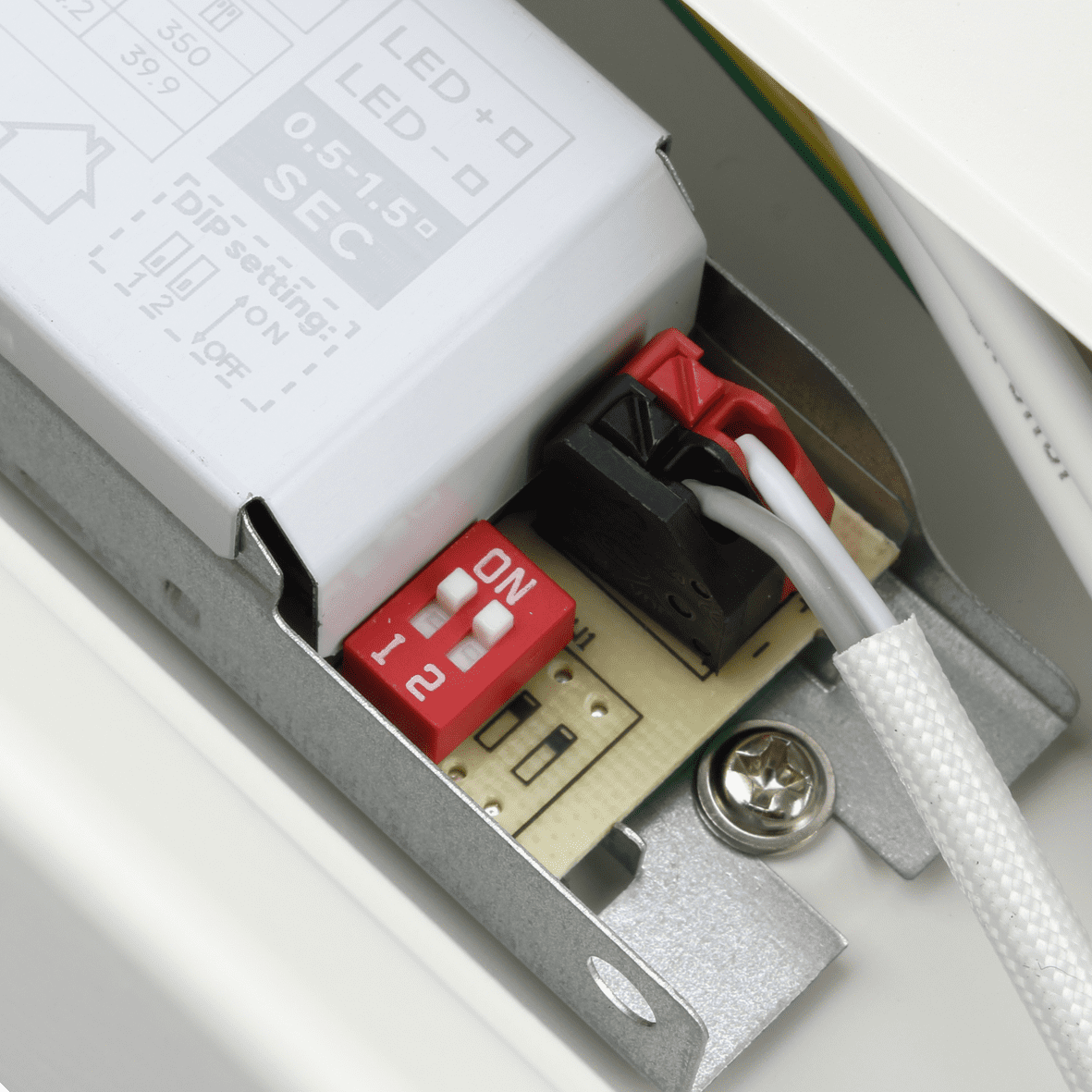 Liny Basic 4000K 130cm Blanc De Designlight - Le Liny Basic est un luminaire industriel robuste et &eacute;co&eacute;nerg&eacute;tique &agrave; LED, con&ccedil;u pour l'&eacute;clairage g&eacute;n&eacute;ral des environnements industriels et commerciaux n&eacute;cessitant une lumi&egrave;re blanche.