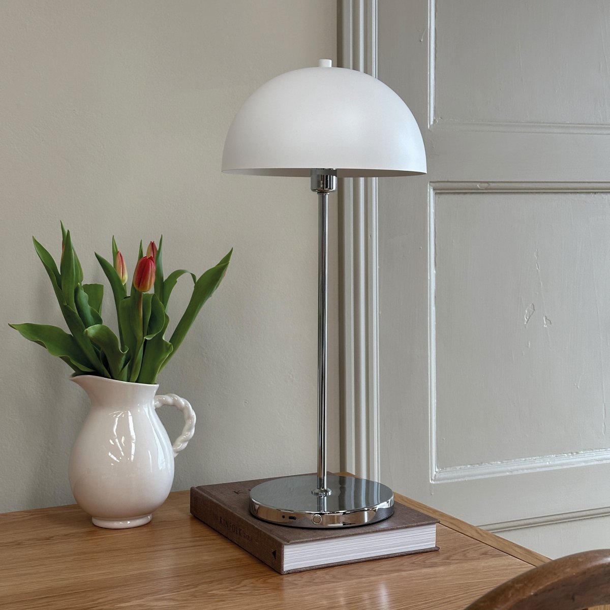 Lago 55cm Chrome portable De Dyberg Larsen - Den kan anv&auml;ndas b&aring;de inomhus och utomhus och har en batteritid p&aring; upp till &aring;tta timmar per laddning.