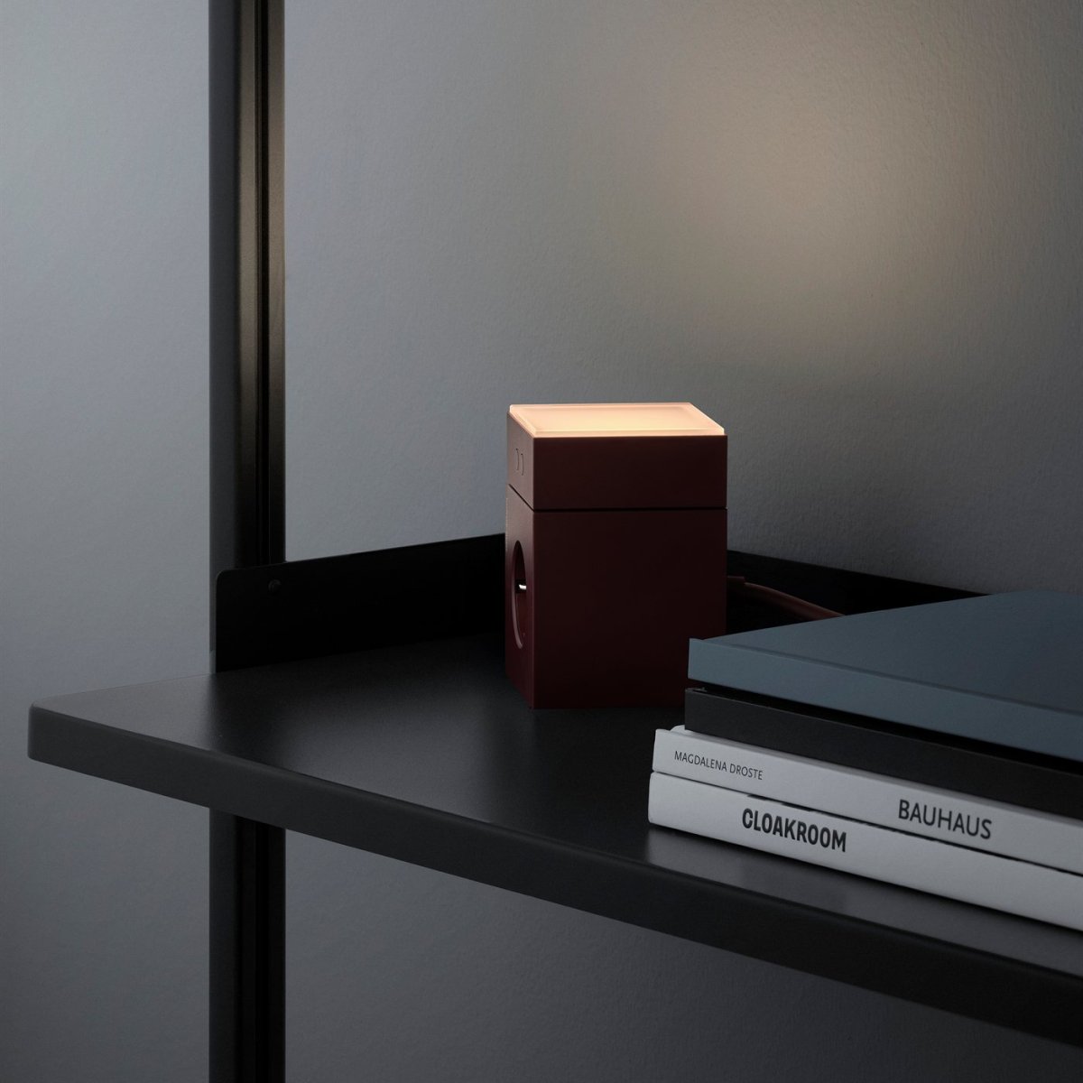 LAMP 1 - EU Bourgogne De Avolt - Cette petite lampe pratique se branche directement sur une prise murale standard de 230 V et est idéale comme veilleuse ou lampe d'ambiance dans les couloirs, les chambres ou toute pièce où vous souhaitez un éclairage doux.