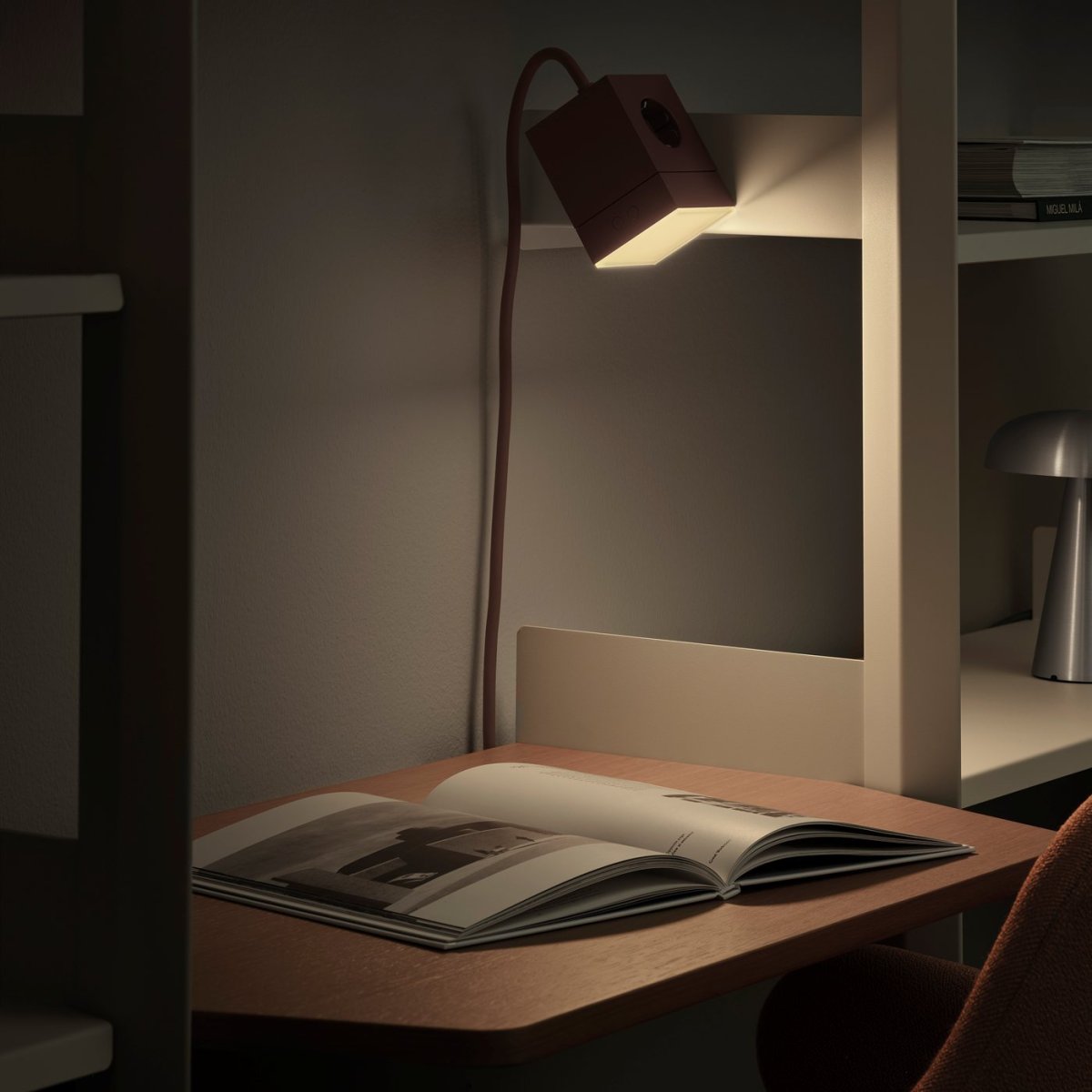 LAMP 1 - EU Bourgogne De Avolt - Cette petite lampe pratique se branche directement sur une prise murale standard de 230 V et est idéale comme veilleuse ou lampe d'ambiance dans les couloirs, les chambres ou toute pièce où vous souhaitez un éclairage doux.