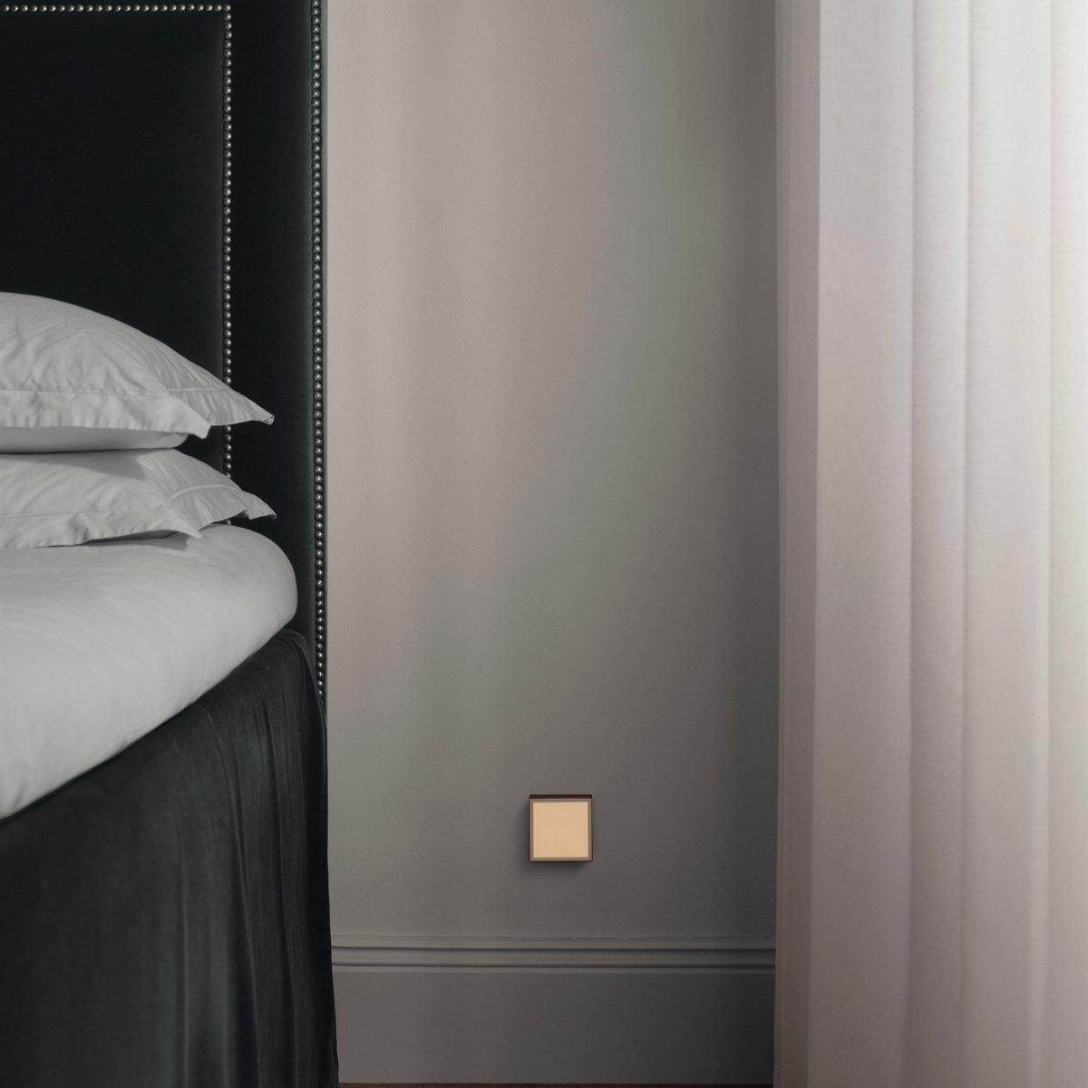 LAMP 1 - EU Bourgogne De Avolt - Cette petite lampe pratique se branche directement sur une prise murale standard de 230 V et est idéale comme veilleuse ou lampe d'ambiance dans les couloirs, les chambres ou toute pièce où vous souhaitez un éclairage doux.