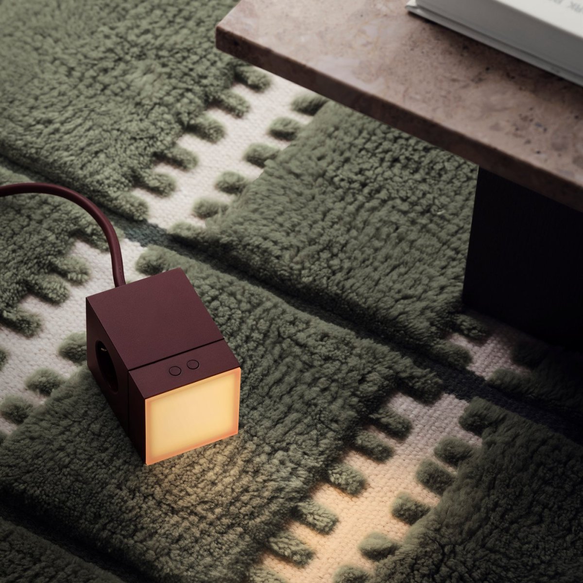 LAMP 1 - EU Bourgogne De Avolt - Cette petite lampe pratique se branche directement sur une prise murale standard de 230 V et est idéale comme veilleuse ou lampe d'ambiance dans les couloirs, les chambres ou toute pièce où vous souhaitez un éclairage doux.