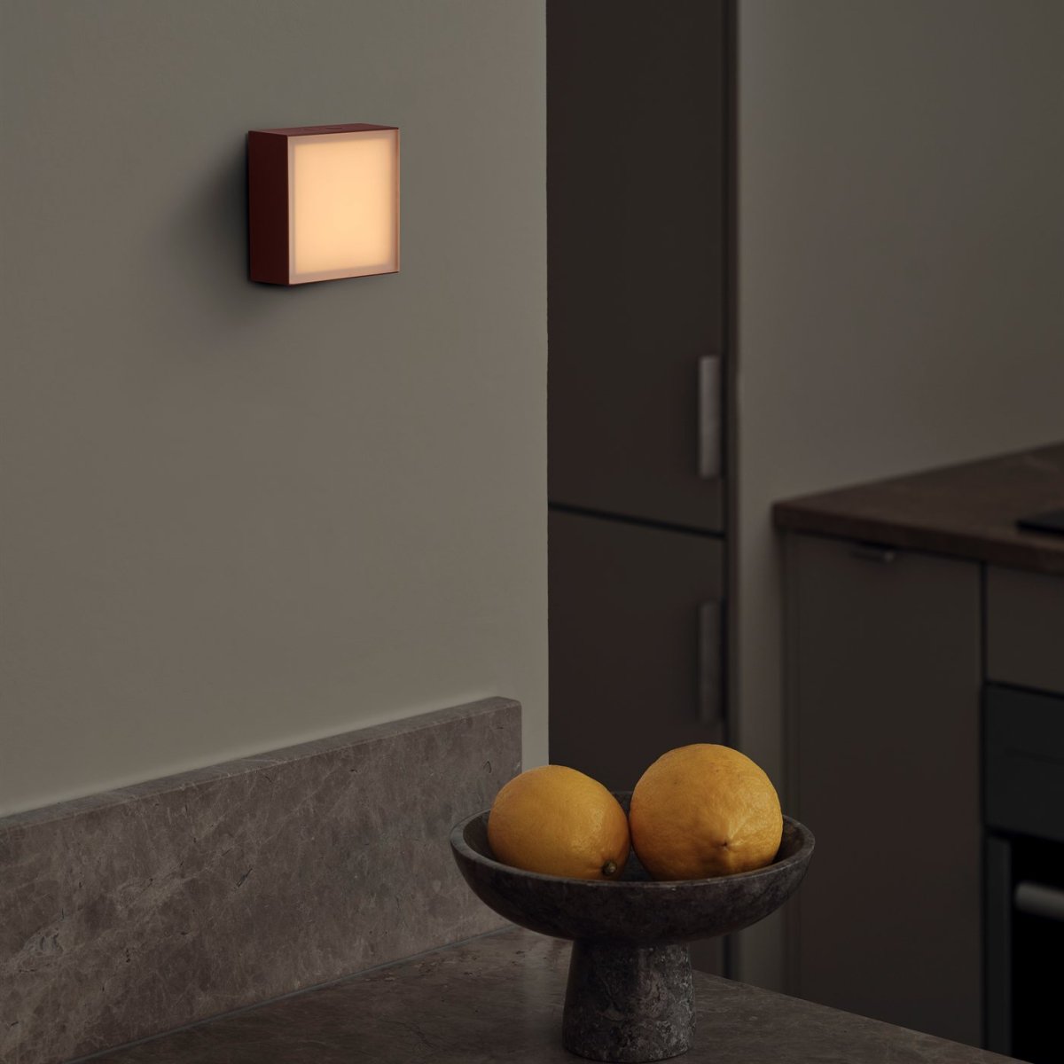 LAMP 1 - EU Bourgogne De Avolt - Cette petite lampe pratique se branche directement sur une prise murale standard de 230 V et est idéale comme veilleuse ou lampe d'ambiance dans les couloirs, les chambres ou toute pièce où vous souhaitez un éclairage doux.