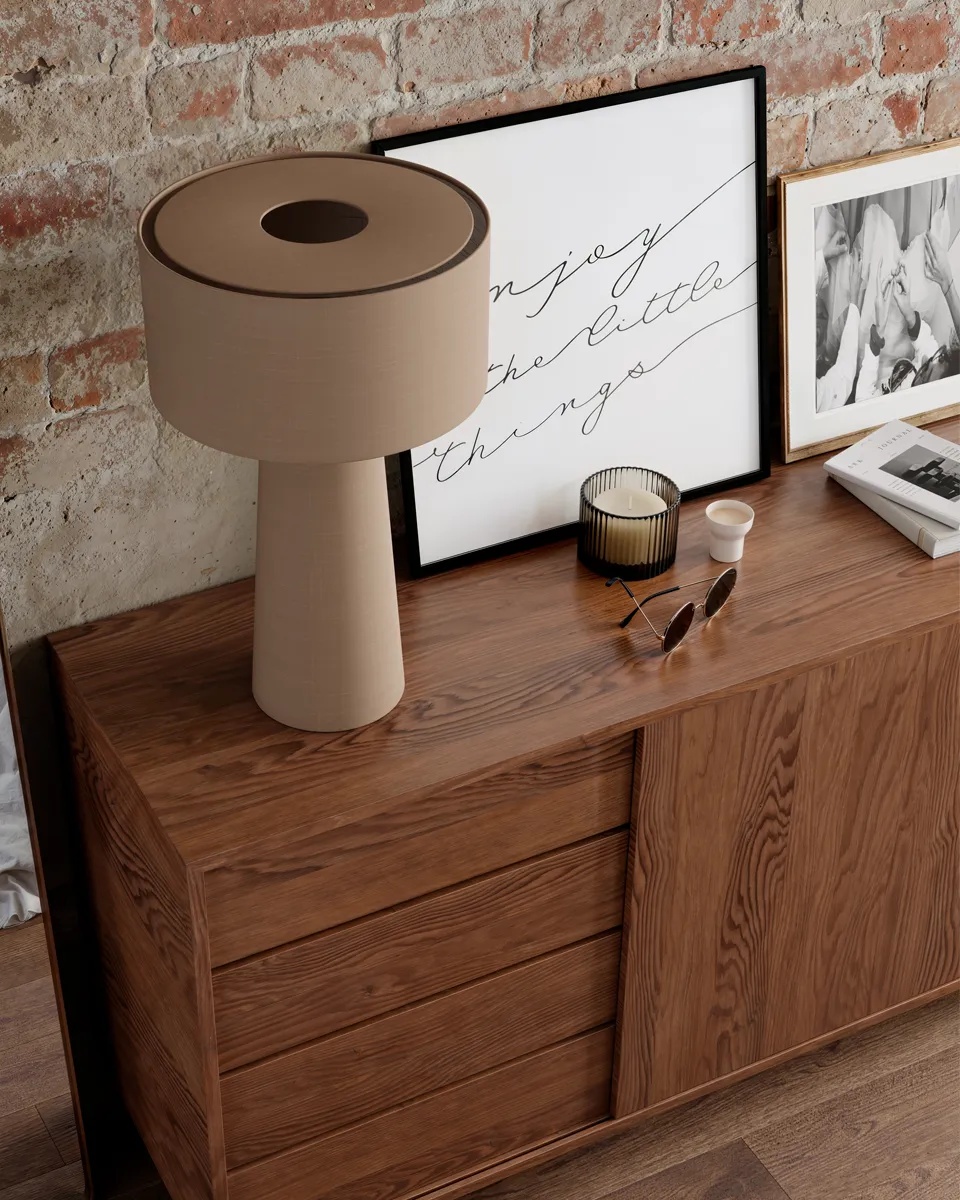 Linum 50cm Beige lampe de table De By Rydéns - Linum est une lampe de table &eacute;l&eacute;gante et d&eacute;corative en lin beige, qui apporte une touche de douceur et d'harmonie &agrave; votre int&eacute;rieur.