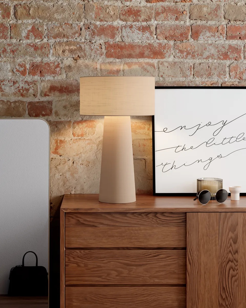 Linum 50cm Beige lampe de table De By Rydéns - Linum est une lampe de table &eacute;l&eacute;gante et d&eacute;corative en lin beige, qui apporte une touche de douceur et d'harmonie &agrave; votre int&eacute;rieur.