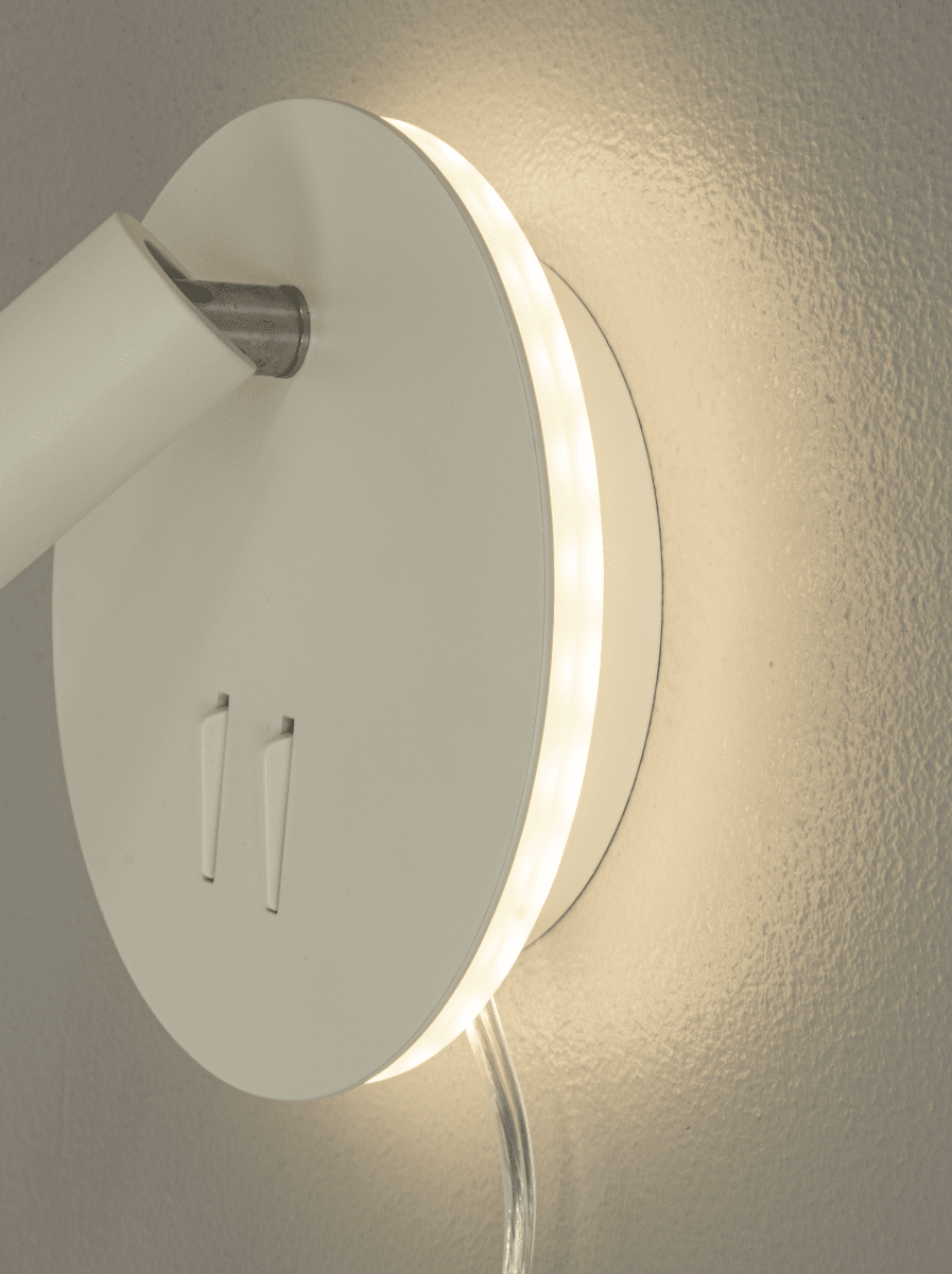 Ace Blanc lampe de lecture De Aneta Lighting - La lampe dispose d'une lampe de lecture avec une tête réglable ainsi que d'un éclairage indirect qui illumine le mur autour de la lampe.