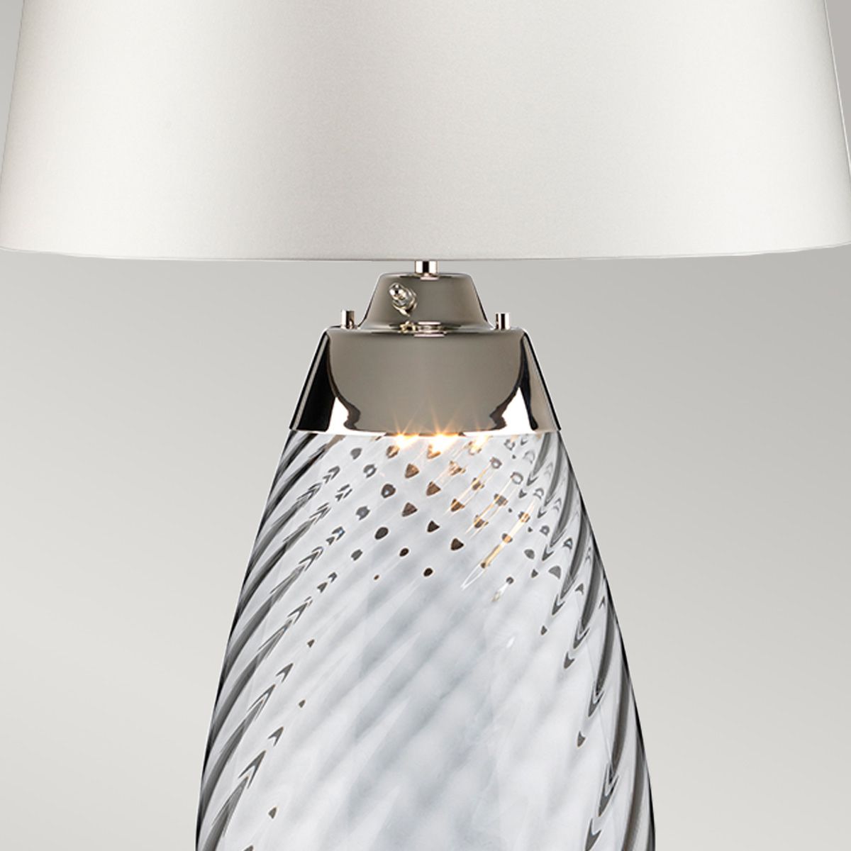 Lena 74cm Blanc/fumée lampe de table De Elstead Lighting - Sk&auml;rmen &auml;r av satinmjuk textil i en offwhite f&auml;rg med en matt silverlaminerad insida.