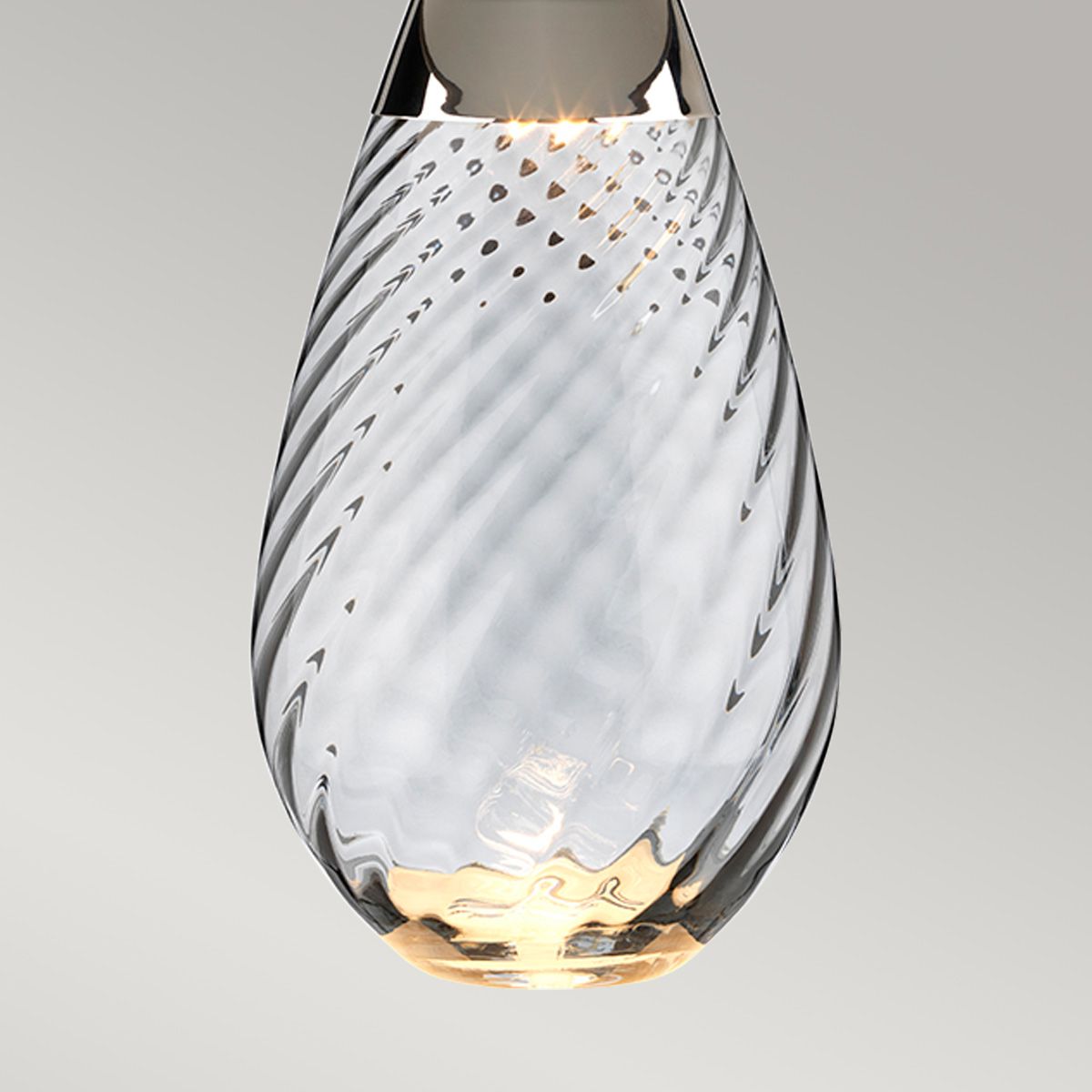 Lena 74cm Blanc/fumée lampe de table De Elstead Lighting - Sk&auml;rmen &auml;r av satinmjuk textil i en offwhite f&auml;rg med en matt silverlaminerad insida.
