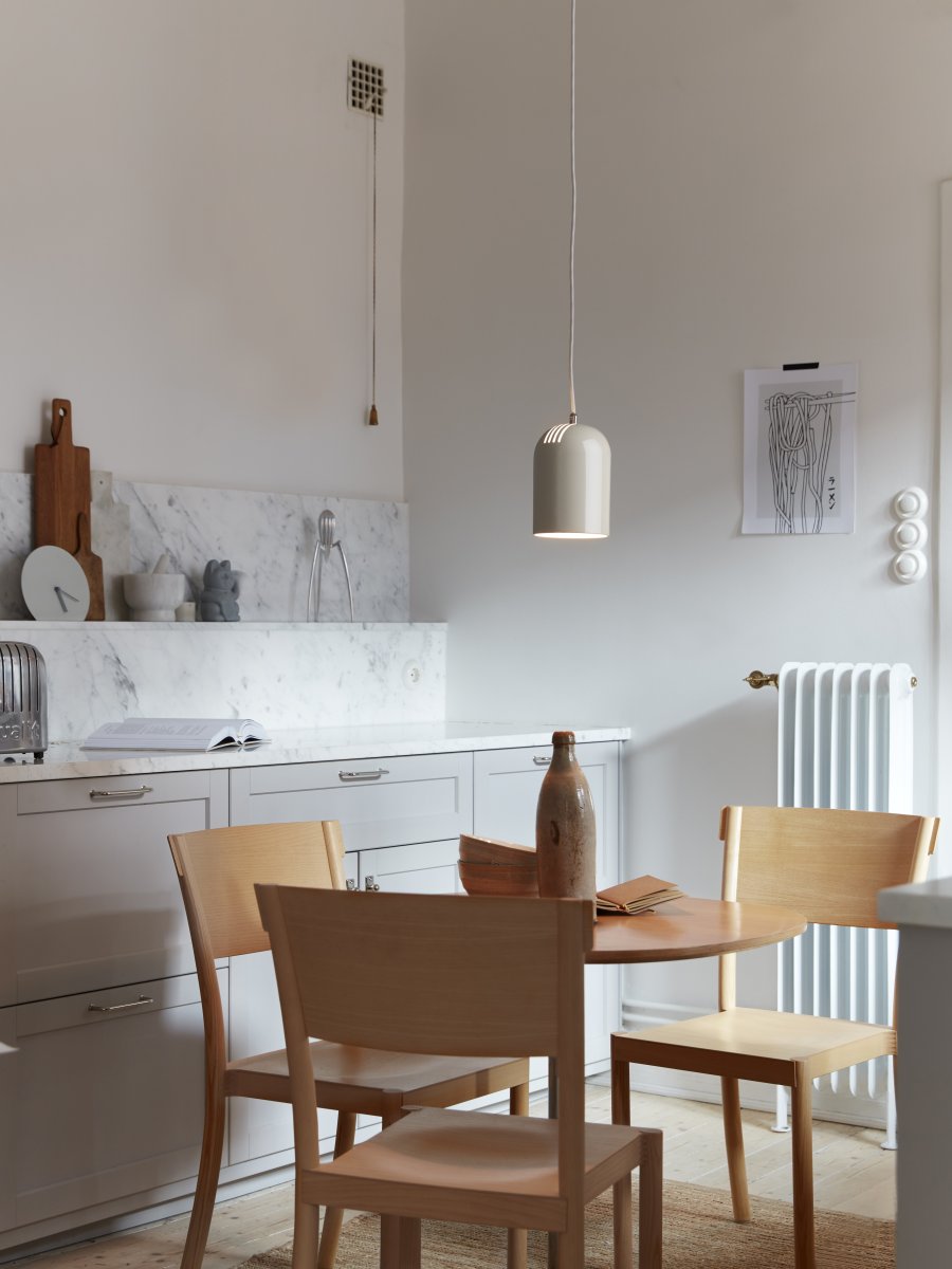 Lennon Ø12 Beige lampe de fenêtre De CO Bankeryd - La lampe peut &ecirc;tre suspendue individuellement au-dessus d'un &eacute;tabli dans la cuisine, dans une fen&ecirc;tre ou en groupe au-dessus de la table &agrave; manger.