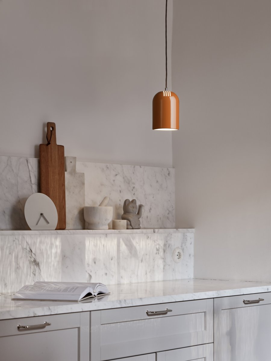 Lennon Ø12 Orange foncé lampe de fenêtre De CO Bankeryd - La lampe peut &ecirc;tre suspendue individuellement au-dessus d'un &eacute;tabli dans la cuisine, dans une fen&ecirc;tre ou en groupe au-dessus de la table &agrave; manger.