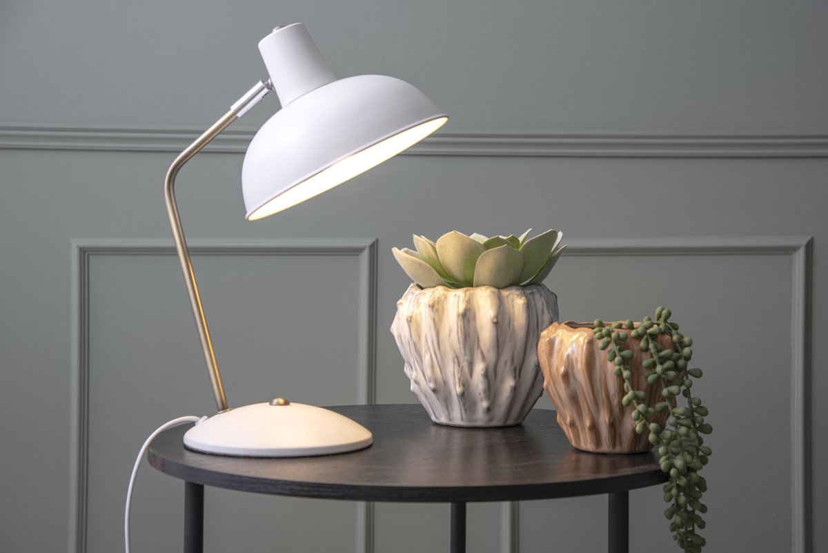 Hood 38cm Blanc lampe de bureau De Leitmotiv - Parfaite sur un bureau ou une table de chevet, elle constitue à la fois une source de lumière pratique et un élément décoratif raffiné.