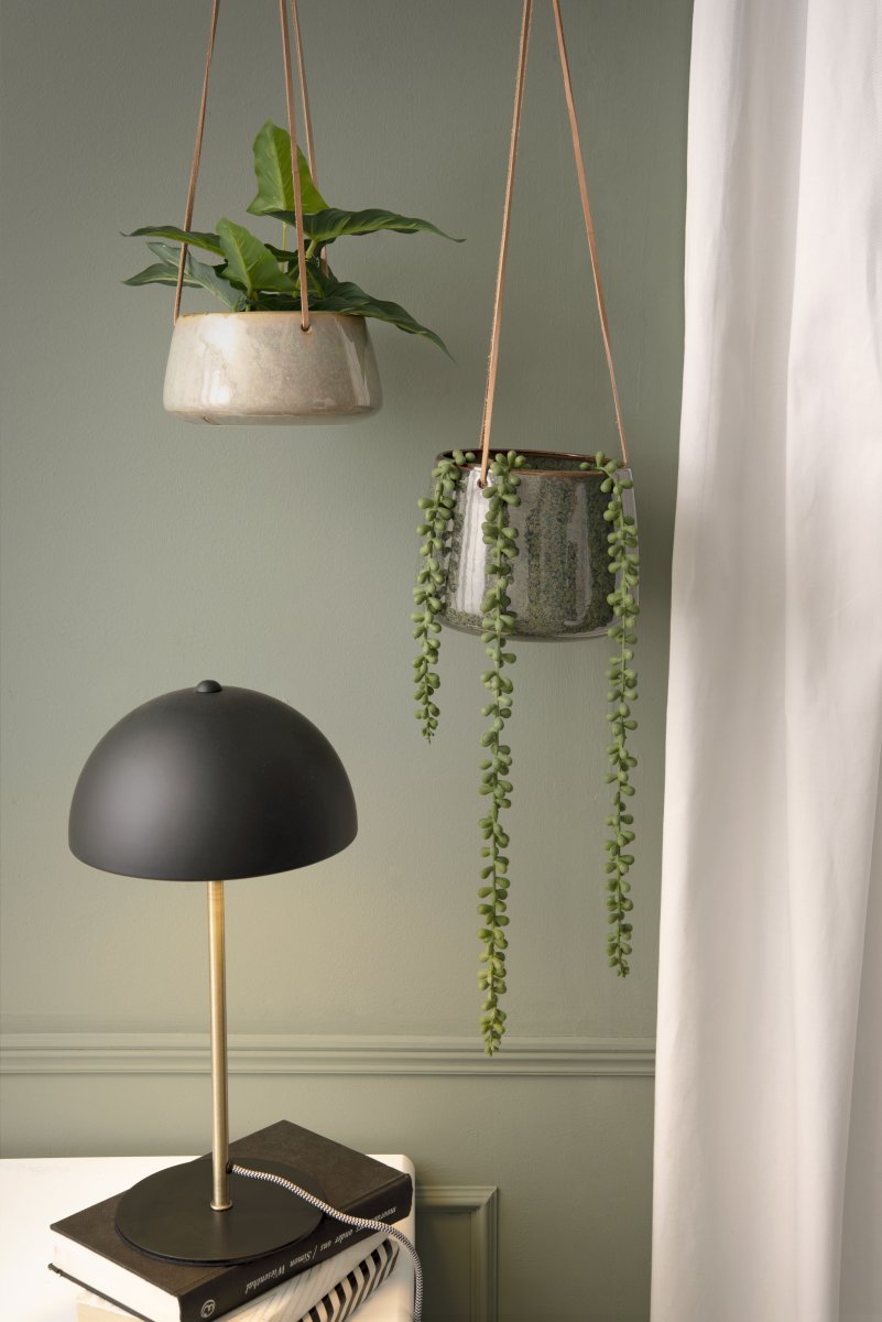 Bonnet 40cm Noir lampe de table De Leitmotiv - Son abat-jour noir et ses élégants détails en laiton lui confèrent un style tendance, tandis que la lampe diffuse une lumière chaude et agréable.
