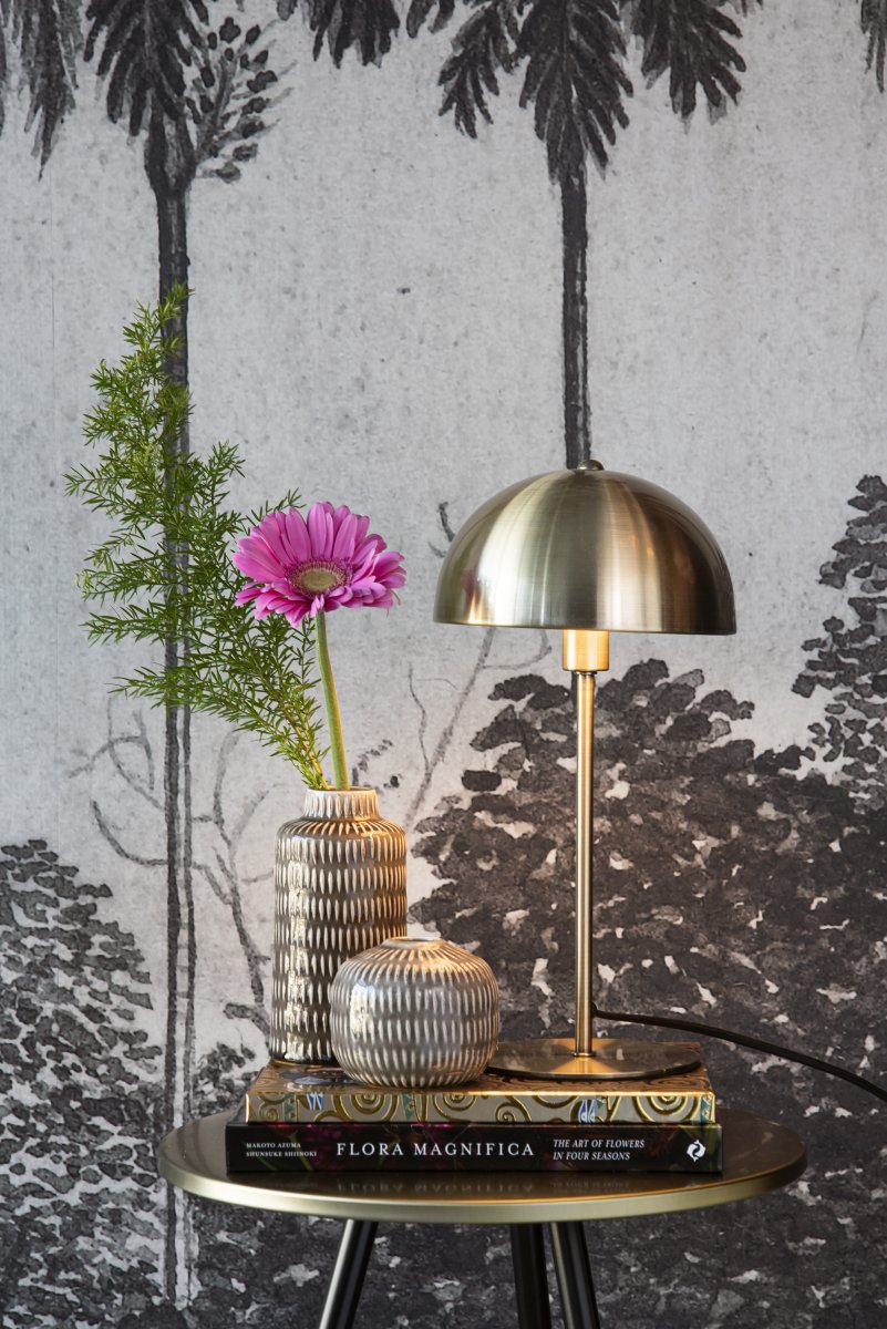 Bonnet 40cm Laiton lampe de table De Leitmotiv - Sa finition en laiton élégante lui confère un style classique et intemporel, tandis que la lampe diffuse une lumière chaude et agréable.