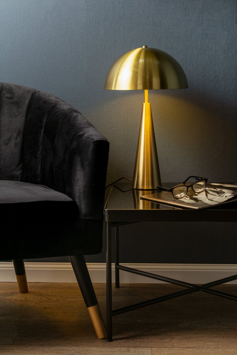 Sublime 50cm Laiton brossé lampe de table De Leitmotiv - La lampe est fournie avec un câble noir de 1,75 m, un interrupteur et une prise.