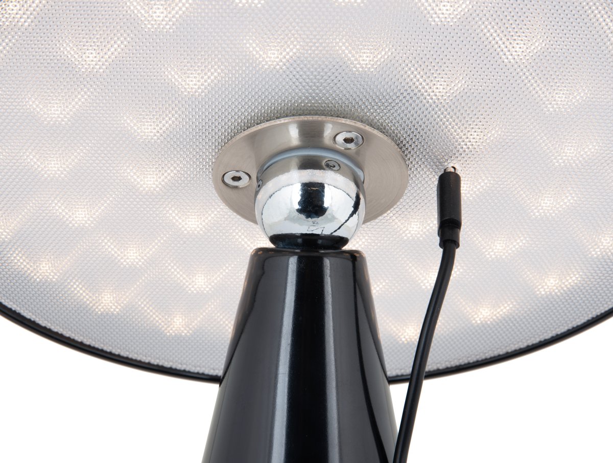 Phoebe LED 26cm Noir portable De Leitmotiv - La lampe est dimmable sur trois niveaux grâce à la commande tactile de son écran et offre jusqu'à 8 heures d'autonomie après une charge complète.