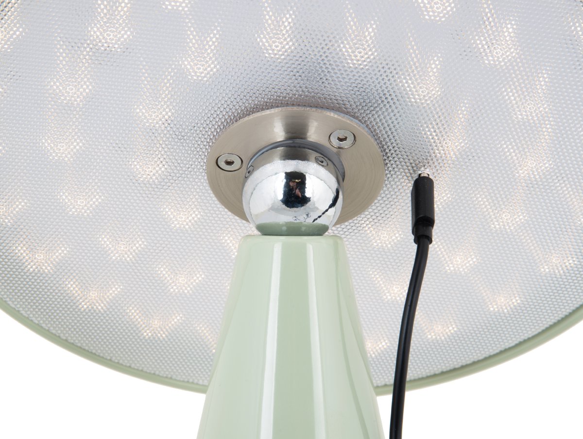 Phoebe LED 26cm Vert portable De Leitmotiv - Phoebe est une lampe de table rechargeable élégante et moderne qui embellira n'importe quelle pièce.