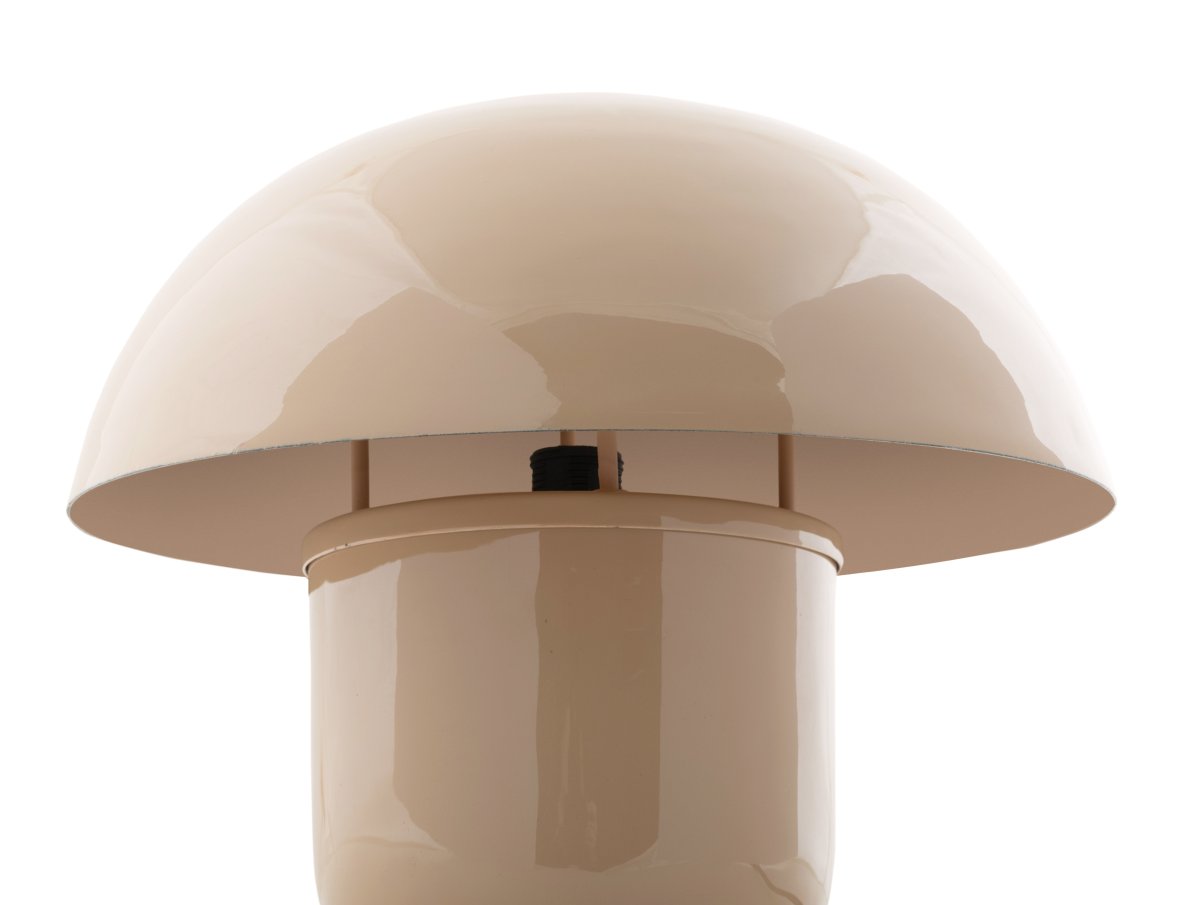 Mushroom 25cm Beige lampe de table De Leitmotiv - L'abat-jour diffuse une lumi&egrave;re douce et non &eacute;blouissante vers le bas, cr&eacute;ant ainsi une ambiance chaleureuse et intime.