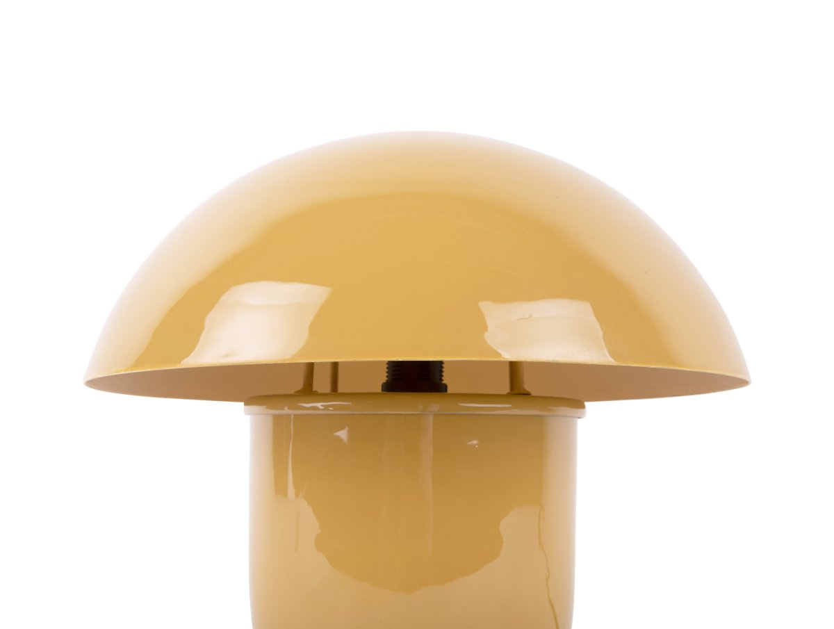 Mushroom 25cm Jaune lampe de table De Leitmotiv - Son d&ocirc;me diffuse une lumi&egrave;re douce et non &eacute;blouissante vers le bas, cr&eacute;ant ainsi une ambiance chaleureuse et agr&eacute;able.