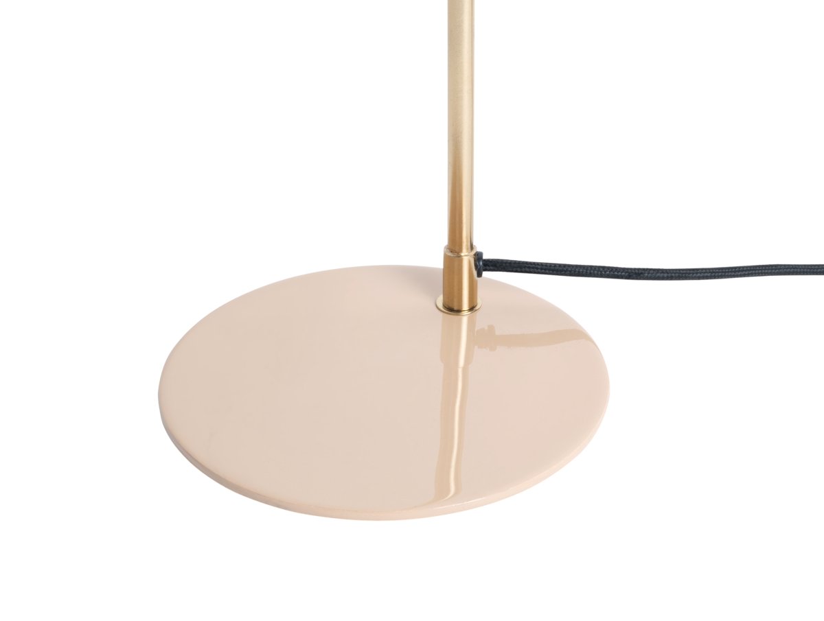 Smart 56cm Beige lampe de bureau De Leitmotiv - Grâce à son abat-jour orientable, la lumière est parfaitement dirigée, idéale comme lampe de lecture sur un bureau ou une table de chevet.