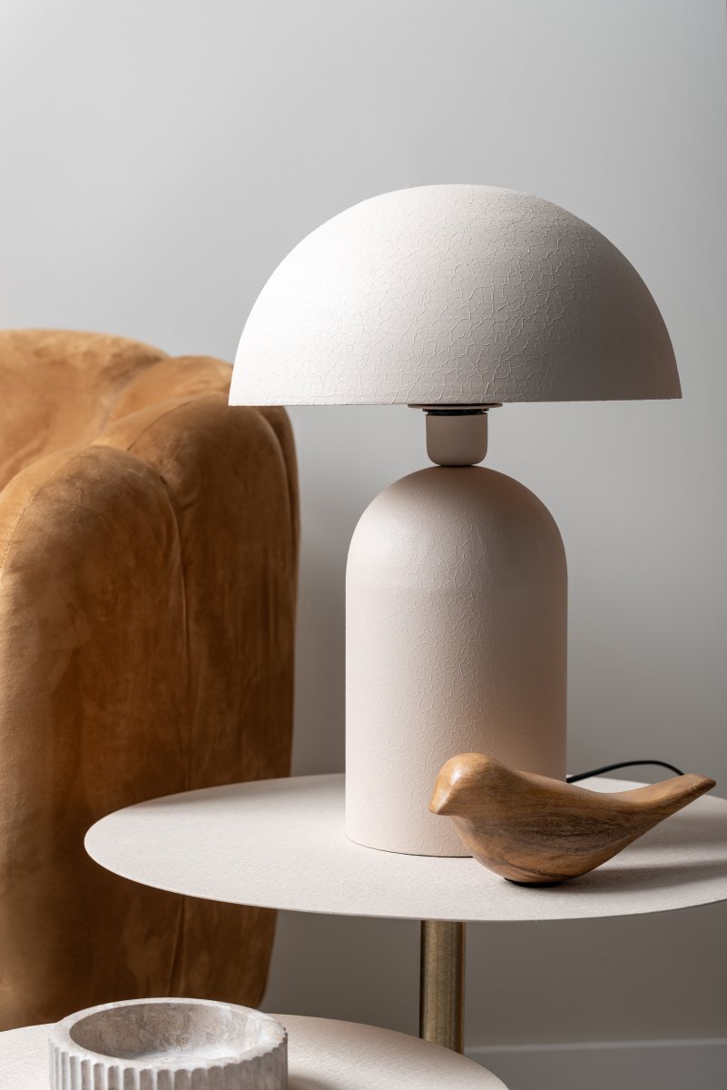 Boaz 43cm Beige lampe de table De Leitmotiv - Elle est fournie avec un câble noir de 2 mètres, un interrupteur et une prise secteur.