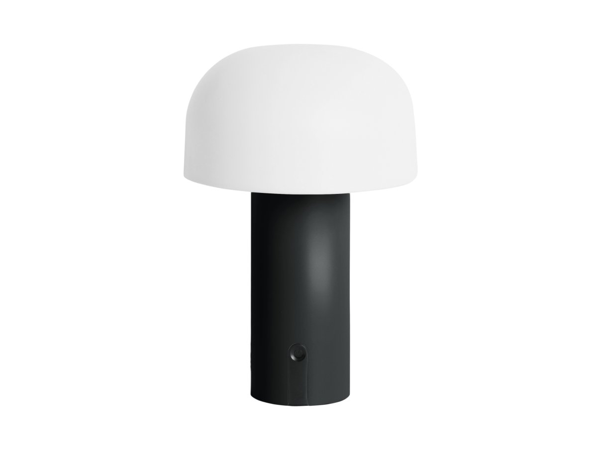 Luca LED 22cm Noir portable De Leitmotiv - Grâce à sa conception LED sans fil, la lampe offre une grande liberté de placement et, avec une autonomie allant jusqu'à 8 heures, elle est idéale pour créer une ambiance chaleureuse.