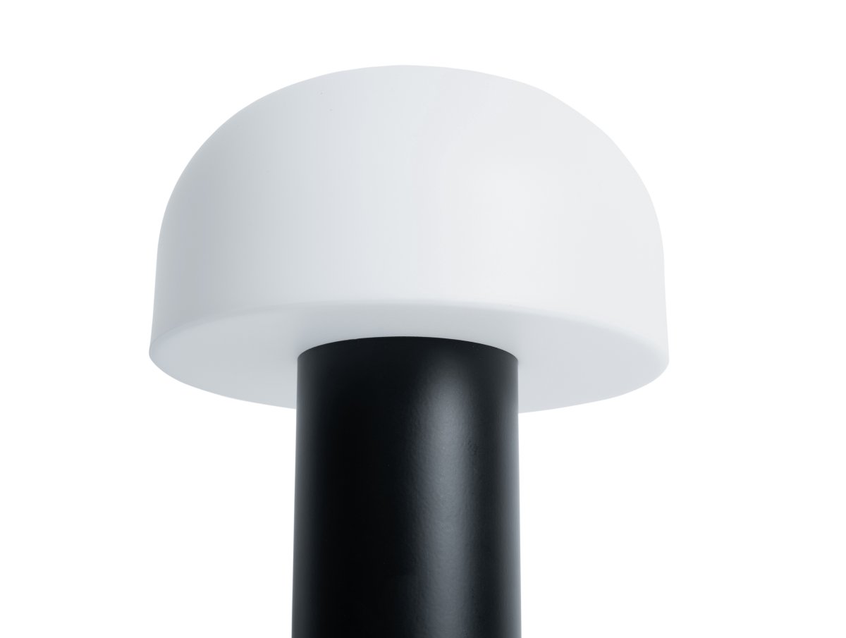 Luca LED 22cm Noir portable De Leitmotiv - Grâce à sa conception LED sans fil, la lampe offre une grande liberté de placement et, avec une autonomie allant jusqu'à 8 heures, elle est idéale pour créer une ambiance chaleureuse.